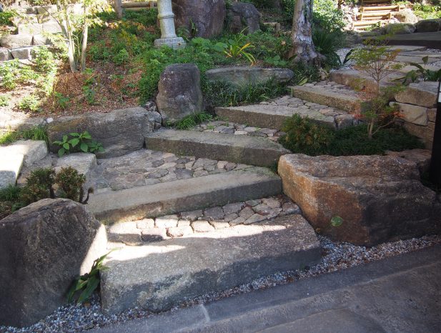古材と木曽石の階段